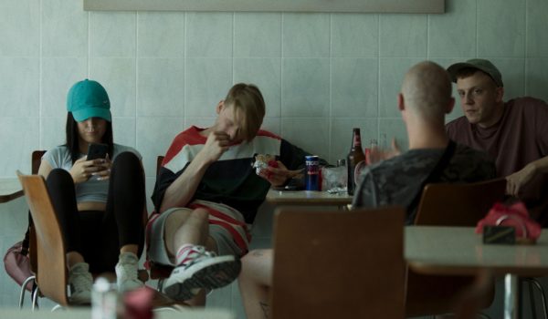 Na zdjęciu czwórka młodych ludzi siedzących w jadłodajni.