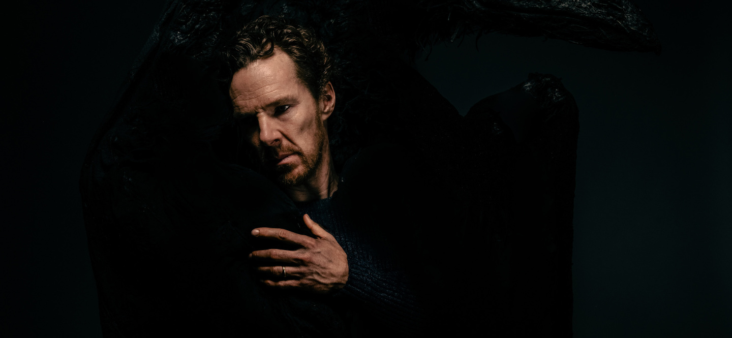 Mężczyzna na czarnym tle