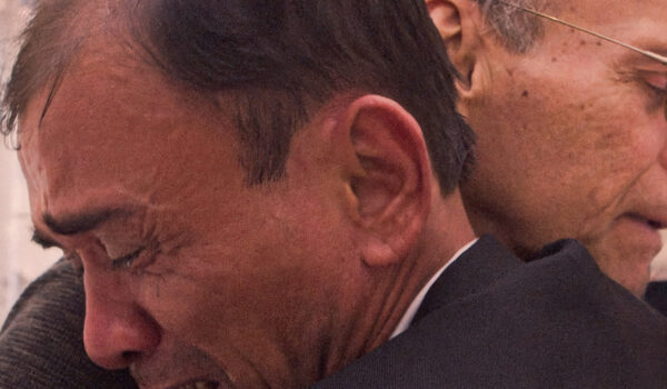 Dwóch obejmujących się mężczyzn