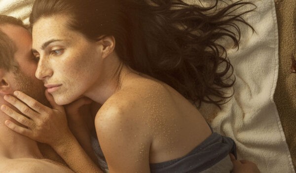 Kobieta i mężczyzna w łóżku