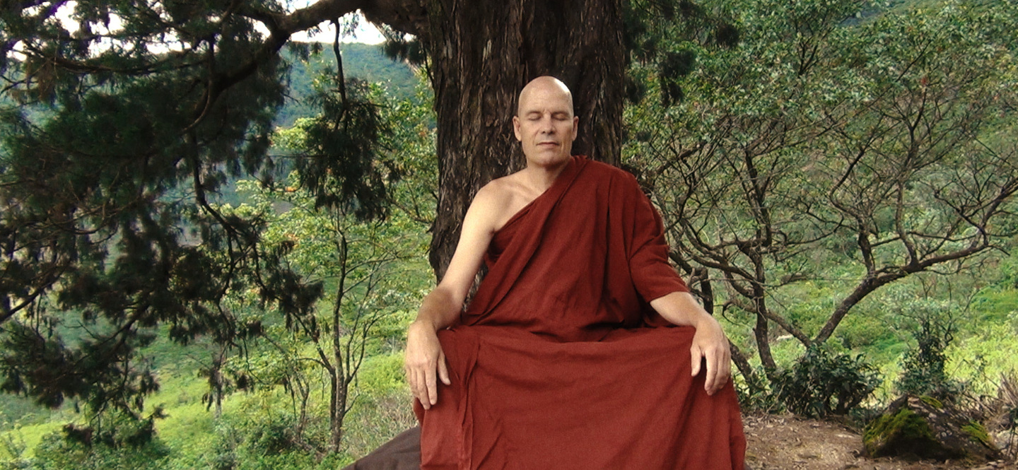 Na zdjęciu medytujący buddyjski mnich.