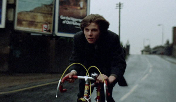 Na zdjęciu mężczyzna jadący na rowerze szosowym ulicą
