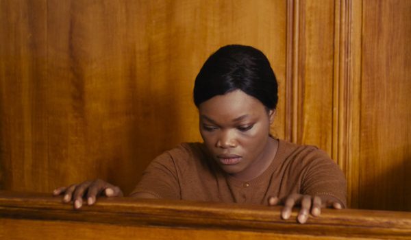 Na zdjęciu kobieta siedząca na ławie oskarżonych.