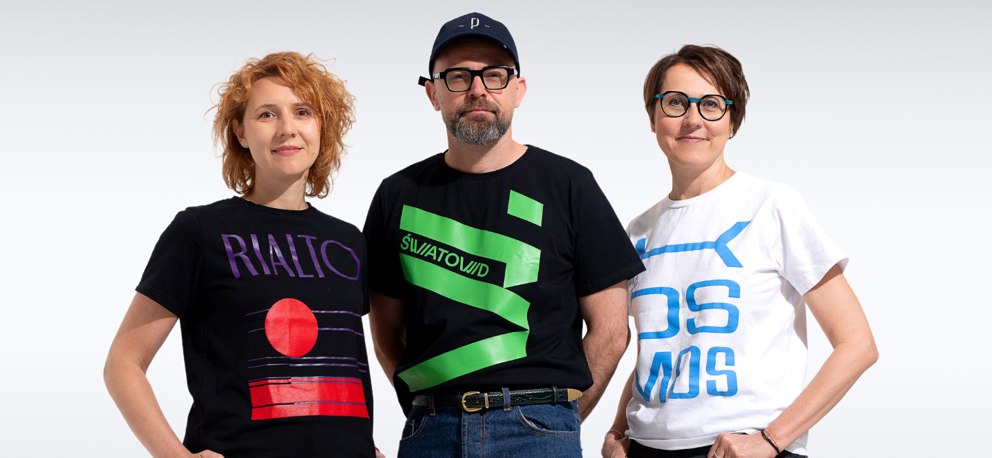 Trzy osoby ubrane w koszulki z logotypami kina Światowid, Kosmos i Rialto.
