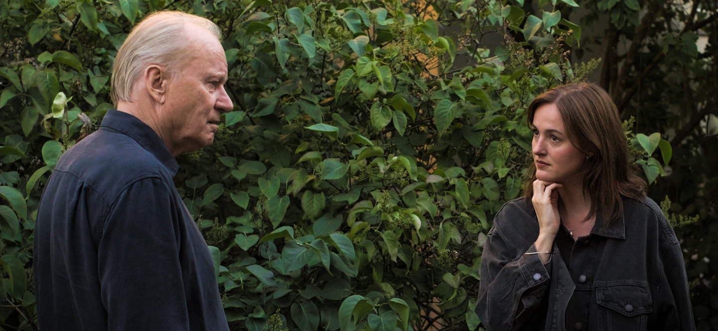 Mężczyzna i kobieta stojący na przeciwko siebie