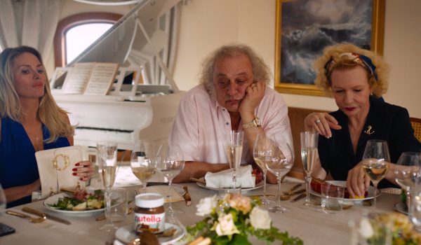 Na zdjęciu dwie kobiety i mężczyzna siedzący przy obiedzie.